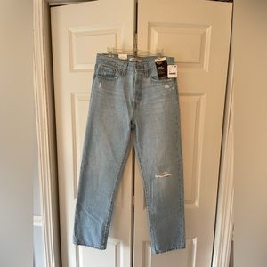 Levi’s wedgie straight cotton 28x28 light wash jeans with small knee rip red tag